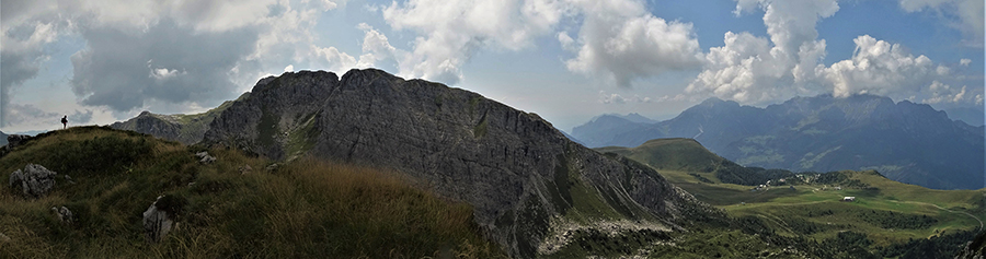 Panoramica dal pianoro erboso di vetta della Corna Grande verso Zuccone Campellie e Zucco Barbesino